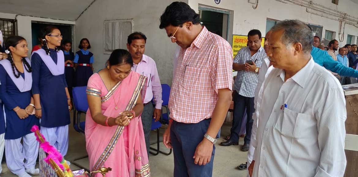 शासकीय कन्या शाला बसना में प्रवेशोत्सव कार्यक्रम के साथ नि:श... - CG Sandesh