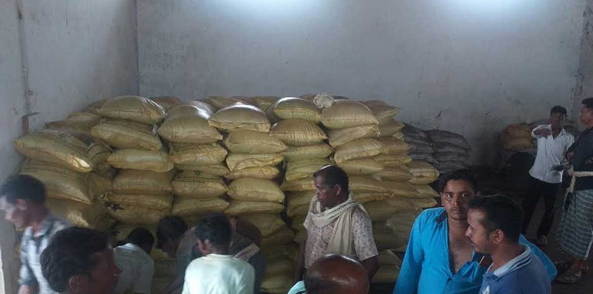 खाद लेने गए दर्जनों किसान खाद के अभाव में बैरंग लौटे - CG Sandesh