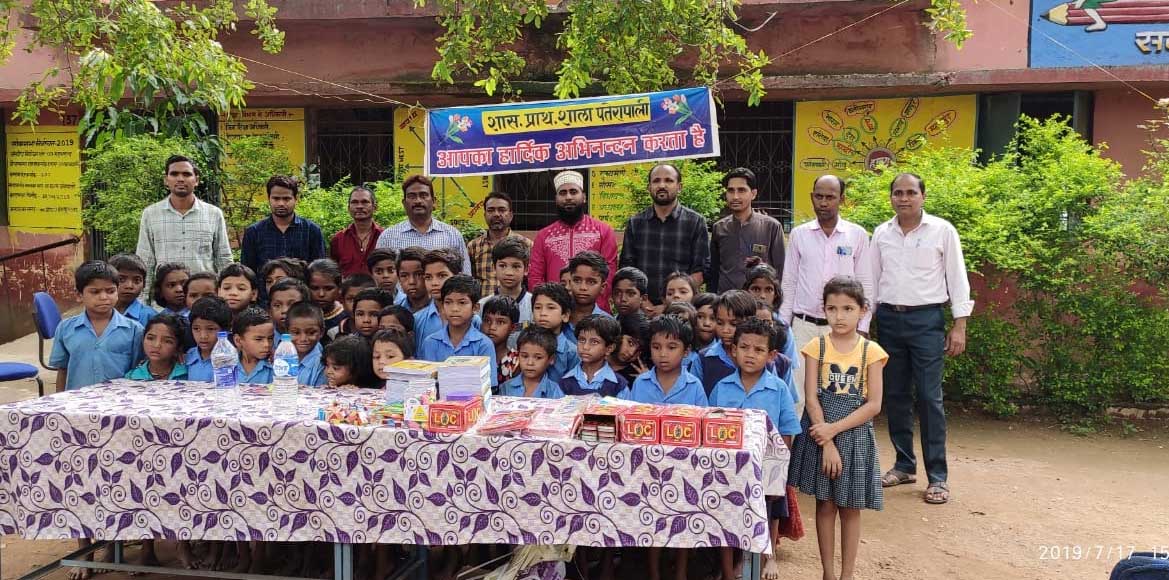 लखानी परिवार सरायपाली की ओर से स्कुली बच्चों को पाठ्यसामग्री... - CG Sandesh