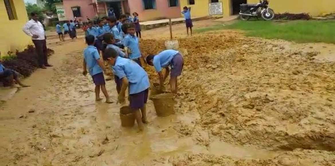 किताबें छोड़ हाथों में फावड़ा लेकर कीचड़ साफ करते बच्चों का कैस... - CG Sandesh