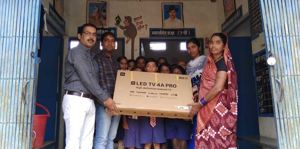 शिक्षक के प्रयास से प्रभावित होकर सरकारी स्कूल में किया स्मा... - CG Sandesh