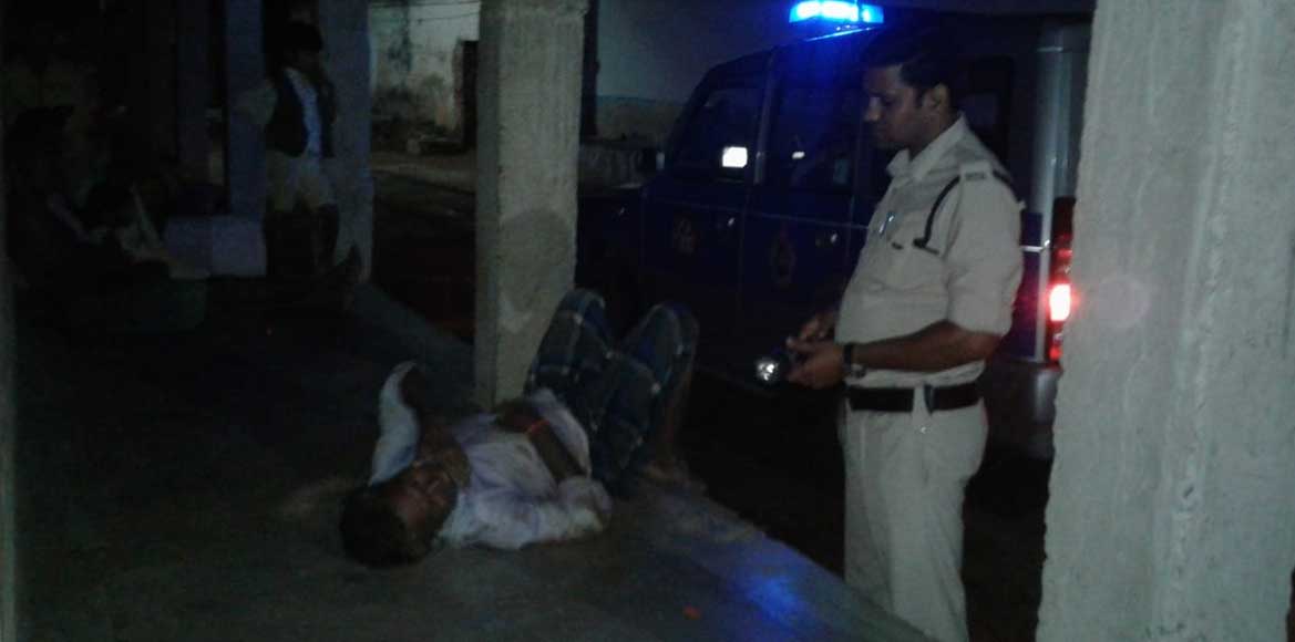 नशे में पड़े शराबी को घर पहुंचाई 112, एक बार पहले भी पहुँचा च... - CG Sandesh