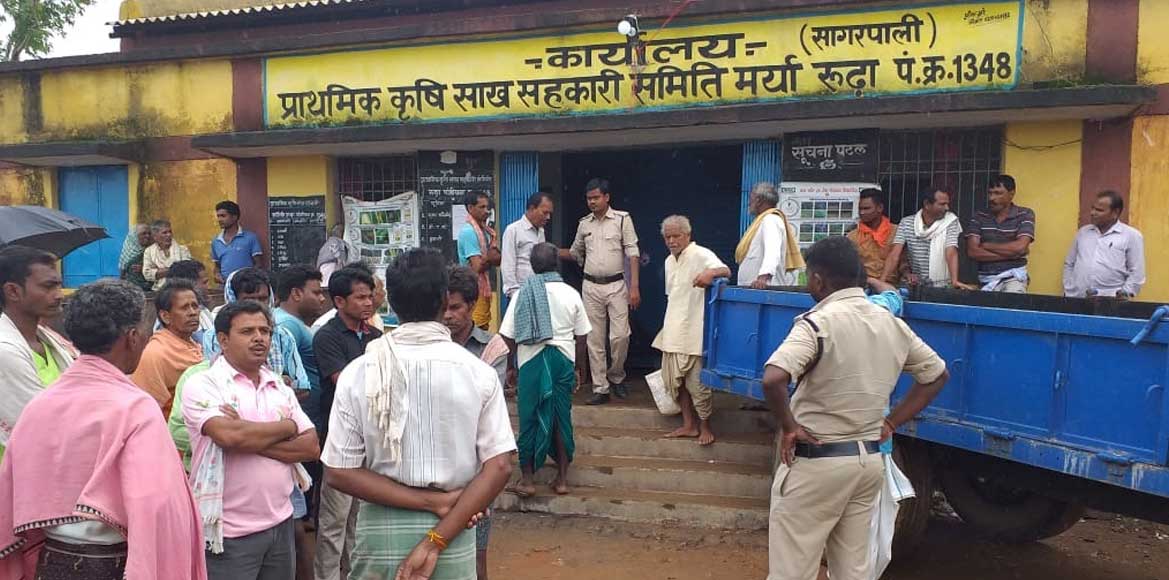 भेद-भाव को लेकर नारेबाजी, थाना प्रभारी ने जाकर संभाला मोर्चा - CG Sandesh