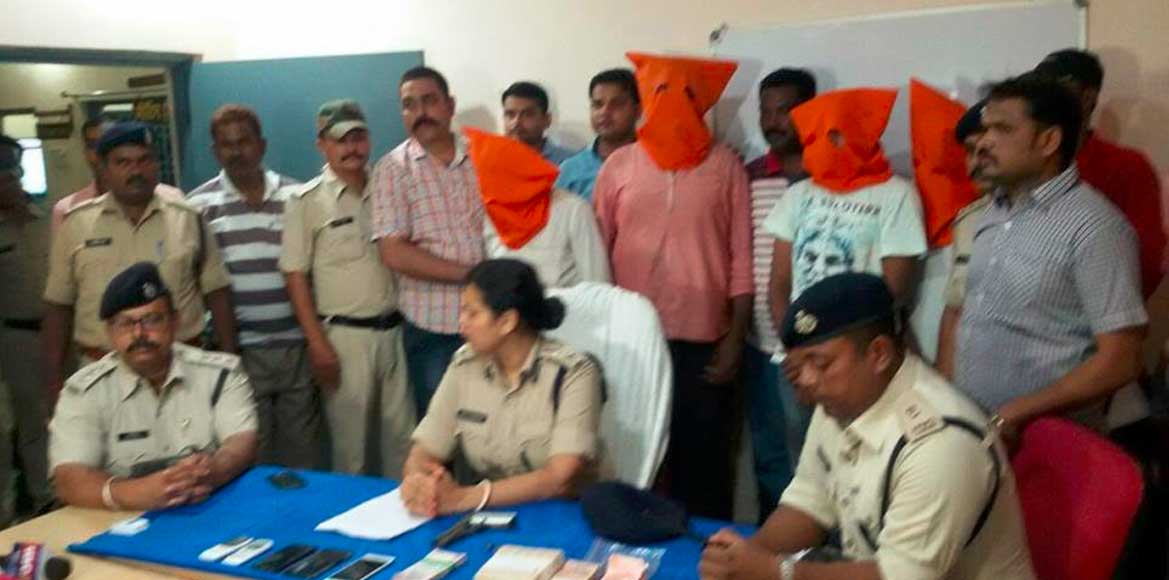 घर में घुसकर पिस्तौल दिखाकर डकैती करने वाले 4 आरोपियों को 10... - CG Sandesh