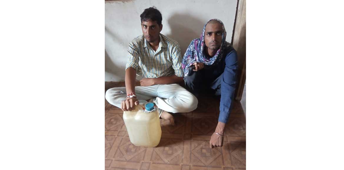 अवैध रूप से महुआ शराब का परिवहन करते 2 व्यक्तियों को ग्रामीण... - CG Sandesh