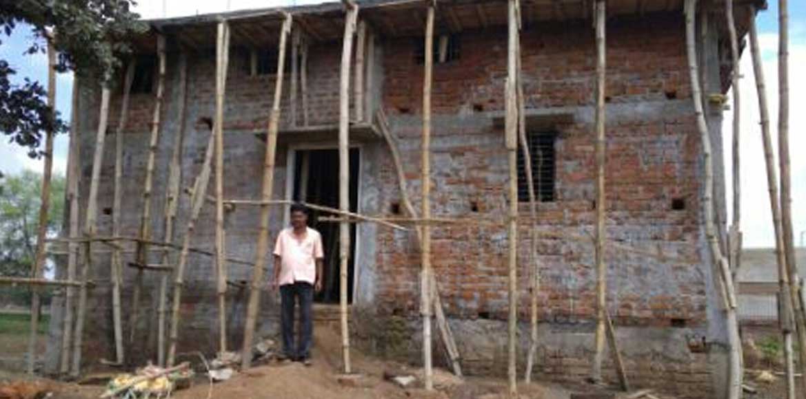 आवास नहीं बना फिर भी गतल लोकेशन और अधुरी फ़ोटो अपलोड कर किया ... - CG Sandesh