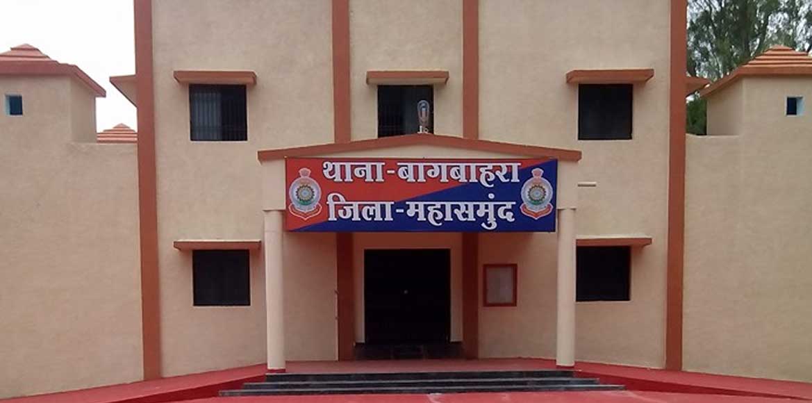 स्कूटी से आ रही दो शिक्षिकाओं की जान को ख़तरे में डाल फेंकी र... - CG Sandesh