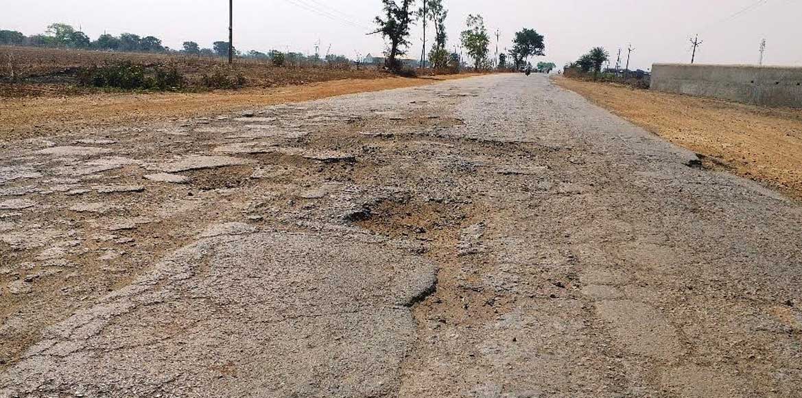 शहर के मुख्य मार्ग सैकड़ों गड्ढे, बना हुआ है दुर्घटना का खतरा... - CG Sandesh
