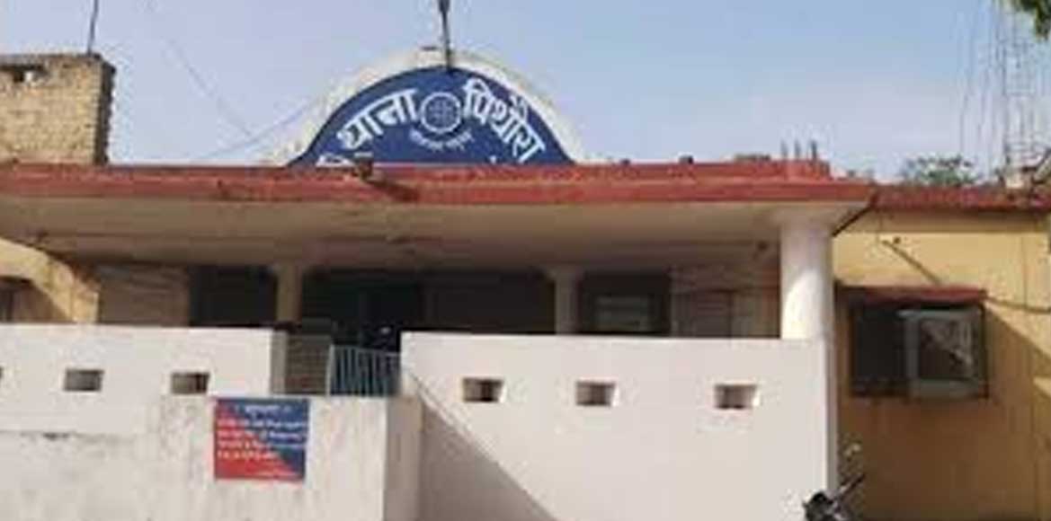 सड़क किनारे अवैध शराब बेच रही महिला पर कार्यवाही, झोले से मिल... - CG Sandesh