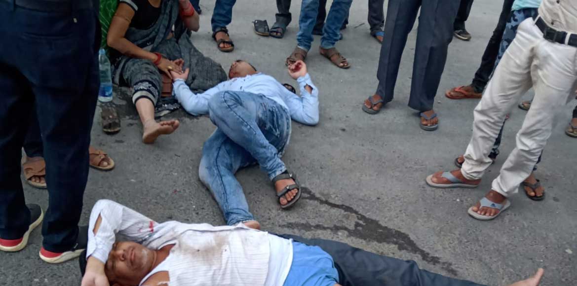 ट्रक चालक की लापरवाही से  मोटरसायकल सवार पहुँचे अस्पताल - CG Sandesh