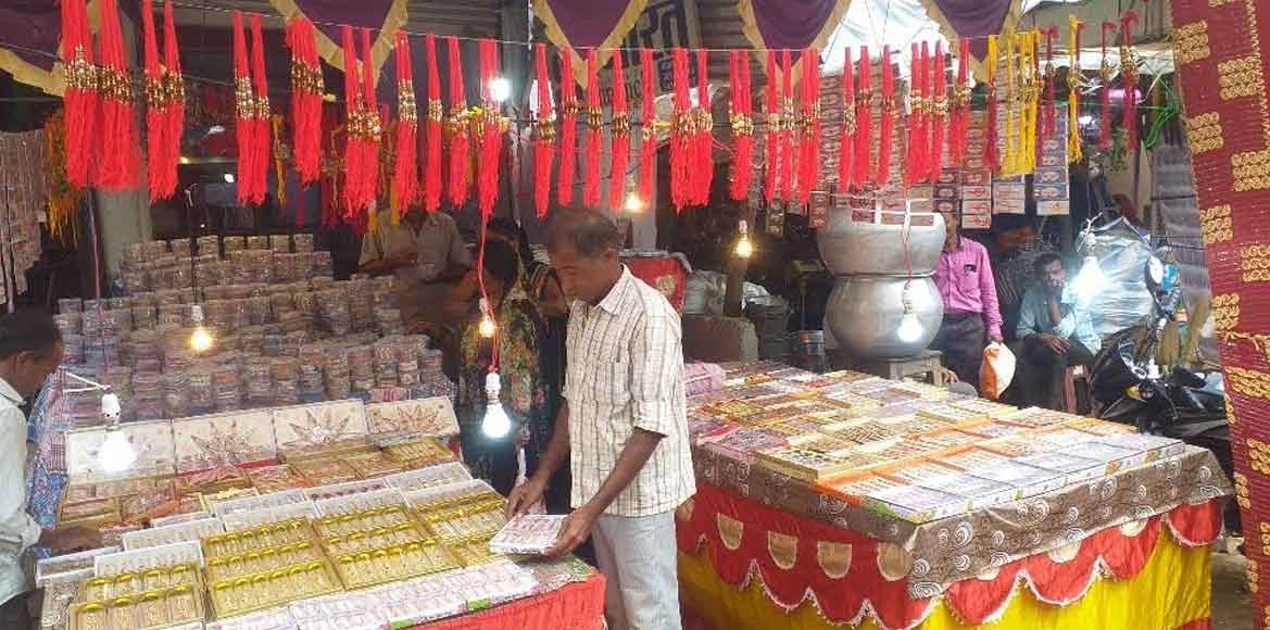 राखी के लिए शहर में जगह-जगह सज गई है दुकानें, त्यौहार को देख... - CG Sandesh
