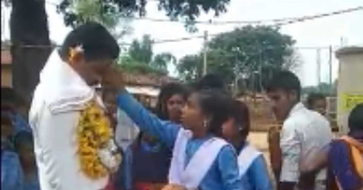ग्रामीणों ने दी शिक्षक को अनोखी विदाई, शिक्षक की आरती उतारकर... - CG Sandesh