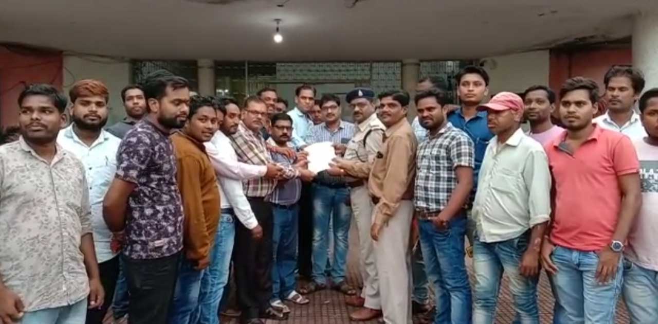 सरपंच के बेटे की दबंगई, हथियार लेकर क़त्ल के इरादे से घुसा पत... - CG Sandesh