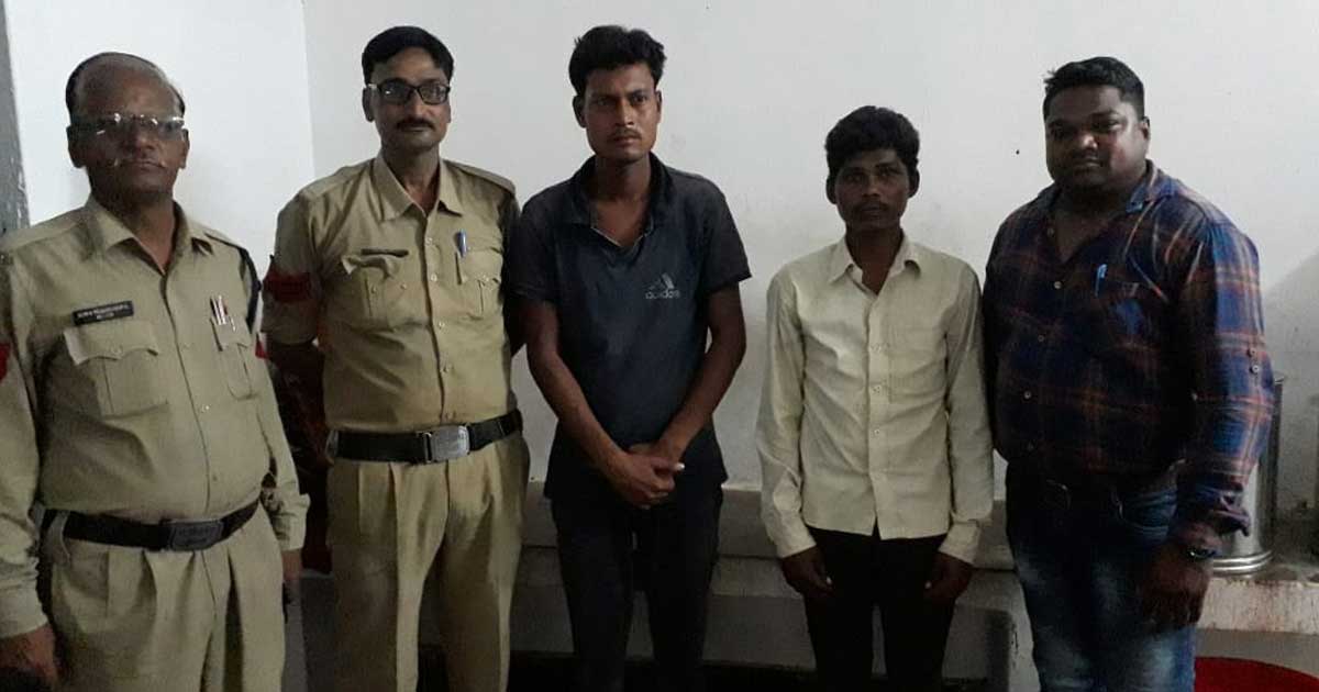 कसहीबाहरा में स्कूल का गेट चुराने पर पकड़ाए दो युवक. - CG Sandesh