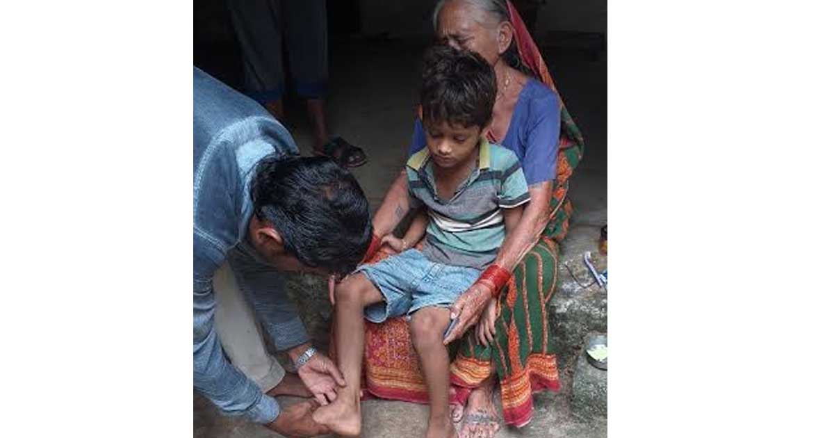 दूसरी कक्षा के बच्चों को बनाया मुर्गा, तीन बच्चों का हुआ स्व... - CG Sandesh