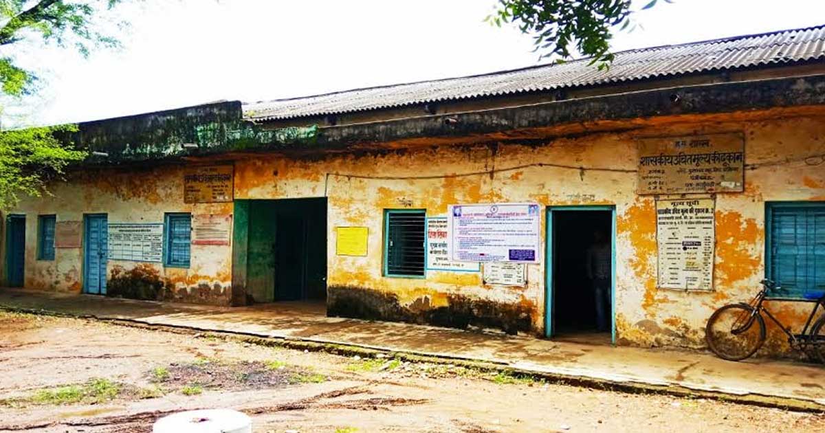 राशन दुकान में जगह-जगह पड़ी दरारें, कभी भी हो सकता है गंभीर ह... - CG Sandesh