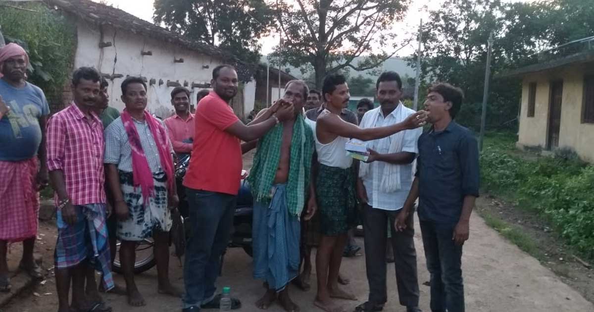 सरपंच श्रीमति पदमनी प्रधान और रोज़गार सहायक प्रदीप प्रधान के ... - CG Sandesh