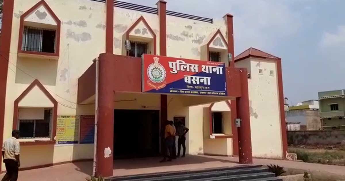  बिजली खम्भा के नीचे जुआ खेल रहे पांच लोगों को पुलिस ने पकड़ा... - CG Sandesh