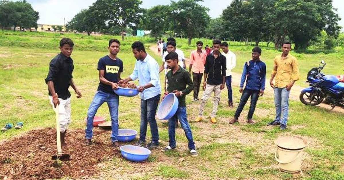 कीचड़ से होकर कॉलेज पहुँचते थे विद्यार्थी, श्रमदान कर स्वयं ह... - CG Sandesh