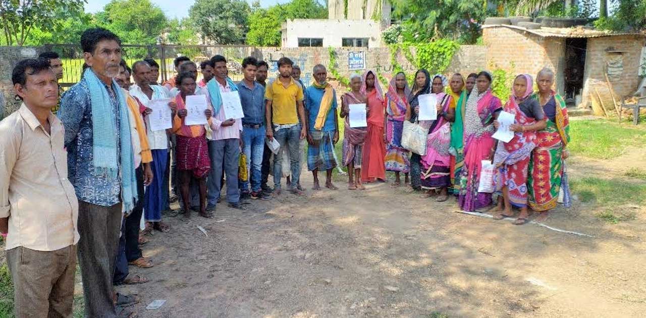 शौचालय निर्माण की राशि दिलवाने ग्रामीणों ने एसडीएम से की मां... - CG Sandesh