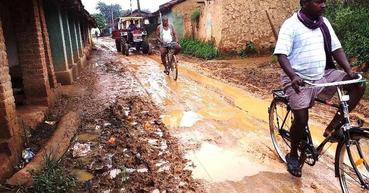 गांव का मुख्य गली हुआ कीचड़मय, चलना हुआ मुश्किल, नाली के अभाव... - CG Sandesh