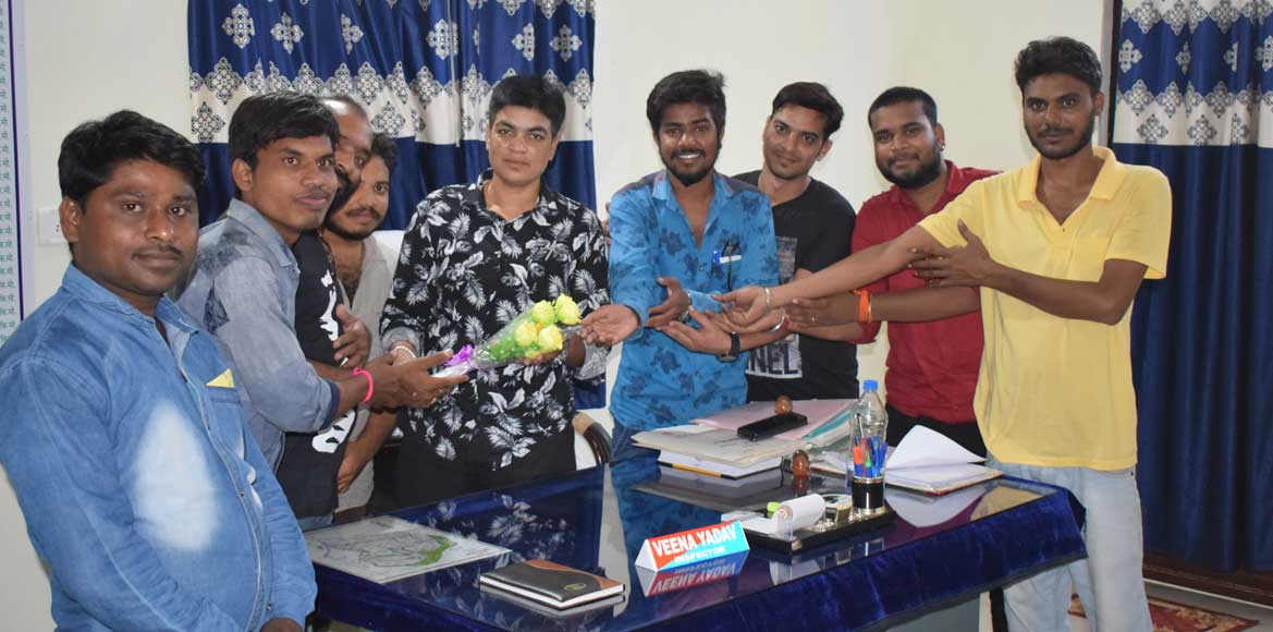 श्रमजीवी पत्रकार संगठन के  सदस्यों द्वारा बसना थाना प्रभारी ... - CG Sandesh