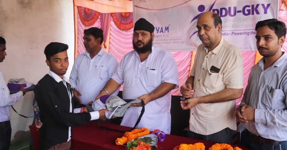 दीनदयाल कौशल केंद्र में  किया गया छात्रों का स्वागत समारोह आ... - CG Sandesh