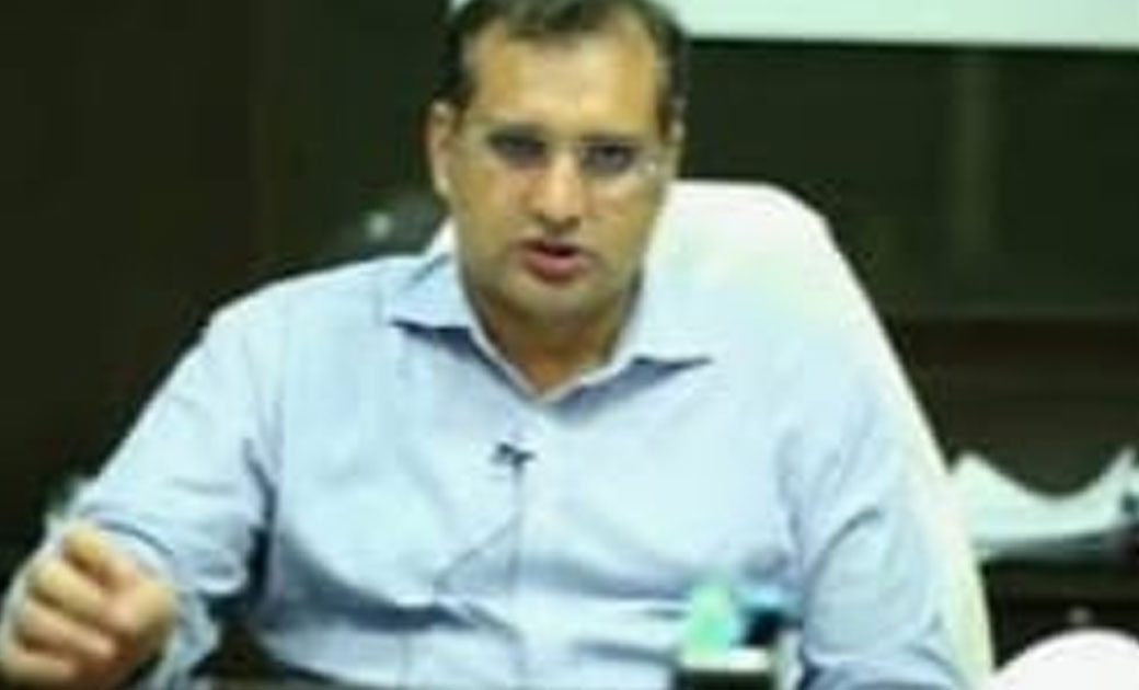 कोरोना संबंधित किसी भी लक्षण को हल्के में न लें... लक्षण उत्पन्न होने के चौबीस घंटे के भीतर परीक्षण करवाकर इलाज प्रारंभ कर दें। आपकी सतर्कता और गंभीरता ही आप का बचाव कर सकती है...