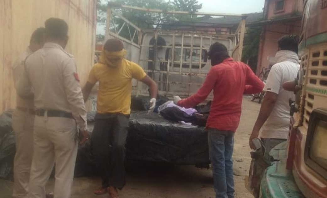 आगे पीछे करते हुए लापरवाह ड्रायवर ने ट्रक को चढ़ा  दिया दूसरे... - CG Sandesh