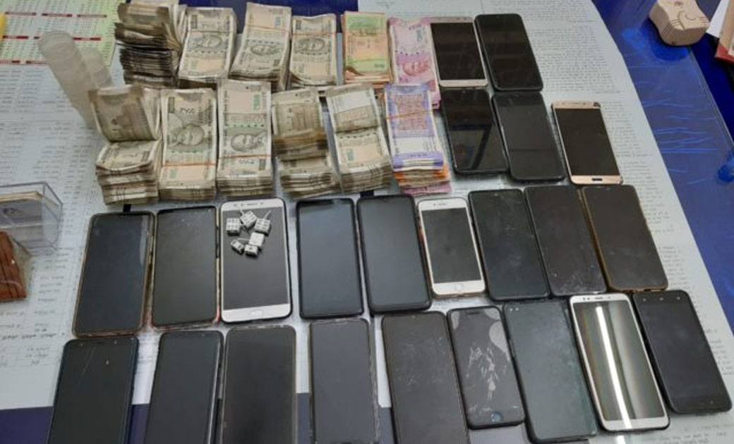 मुखबीर से सूचना मिलने पर,ASP के नेतृत्व में पुलिस टीम ,जुआ खेलते 24 जुआरियों को गिरफ्तार किया है। उनके पास से 10 लाख रूपए नकद और 23 नग मोबाइल भी जब्त...