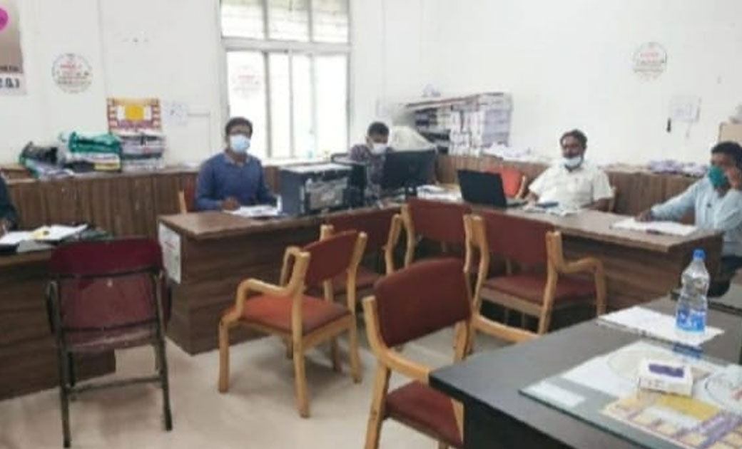 होम आइसोलेशन में जरा सी भी लापरवाही डाल सकती है आपको खतरे में.... सलाह लेना हो या जब हो दिक्कत तो तत्काल इस नम्बर पे सम्पर्क करें..जाने कैसे काम करते हैं कंट्रोल रूम टीम...