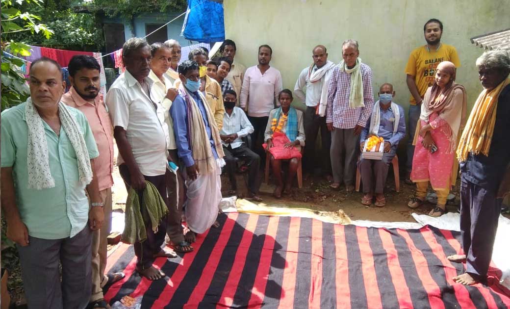 लुड़ेग मे ग्रामीण डाक सेवक को श्रीमद्भगवद्गीता एवं पश्मीने की साल देकर दी गई विदाई ..