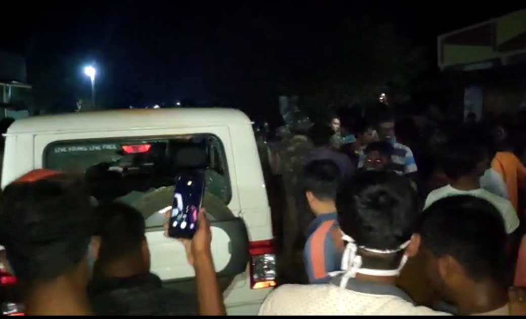 आक्रोशित होकर ग्रामीणों ने पुलिस की गाड़ी में की तोड़फोड़. - CG Sandesh
