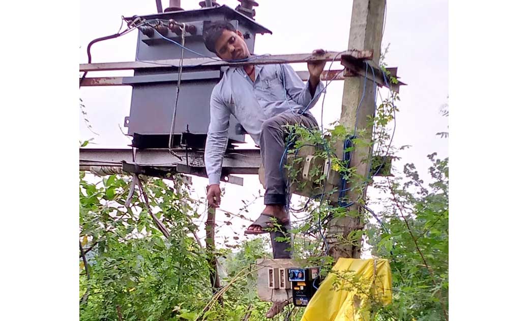 ट्रांसफार्मर के ऊपर चढ़े विधुत विभाग के कर्मचारी की मौत.  - CG Sandesh