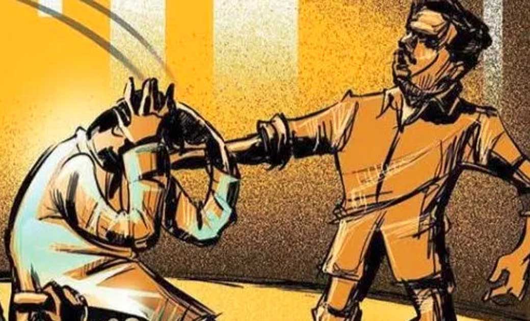 कालर व गला को पकड़कर अश्लील गालियां देते हुए मारपीट, बीच बचाव में आई महिला को पकड़कर दिवाल में ठोका.