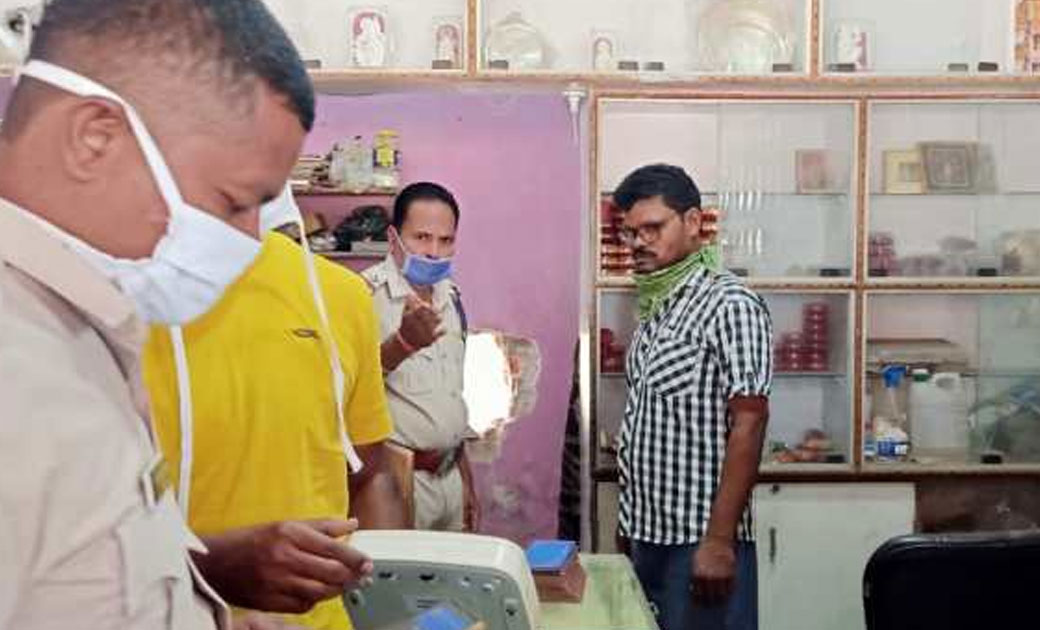 फिल्मी स्टाइल में दीवार में छेद कर...ज्वेलरी शॉप में महंगे ज्वेलरी पर अपना हाथ साफ कर गए चोर....रायगढ़ जिले की घटना..