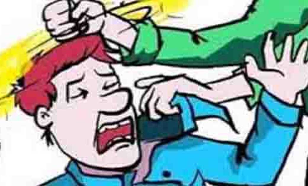 अधिक पैसा नहीं देने पर शराब दूकान के सेल्समेन ने की पिटाई. 