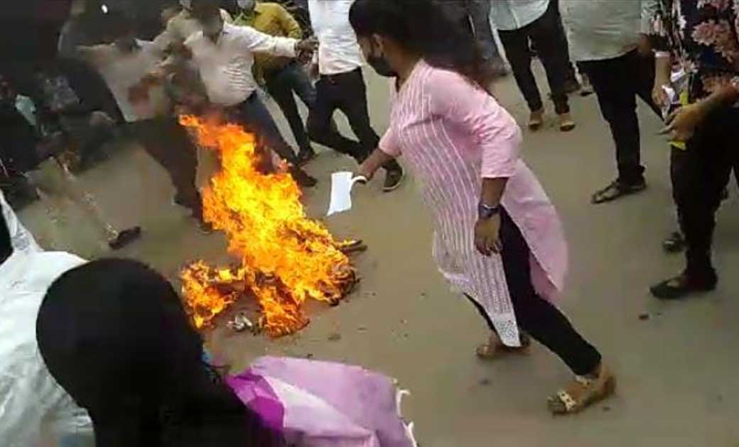 रायगढ़ एनएसयूआई के  कार्यकर्ताओं ने प्रदेश उपाध्यक्ष राकेश पाण्डेय के नेतृत्व में  हाथरस में हुए जघन्य गैंग रेप के विरोध में गुनहगारों को सज़ा दिलाने की मांग करते हुए यूपी के मुख्यमंत्री योगी आदित्यनाथ का पुतला जलाया