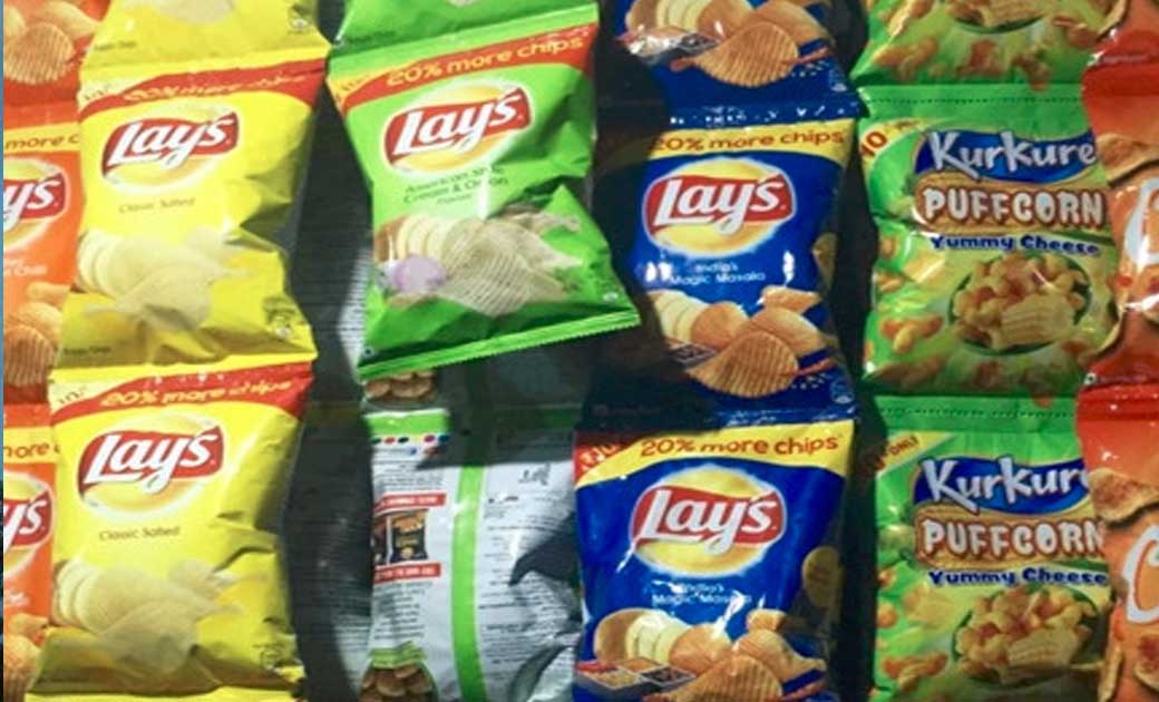 एक होटल के रोशन दान को तोड़कर सिगरेट, चिप्स के पैकेट की चोरी.