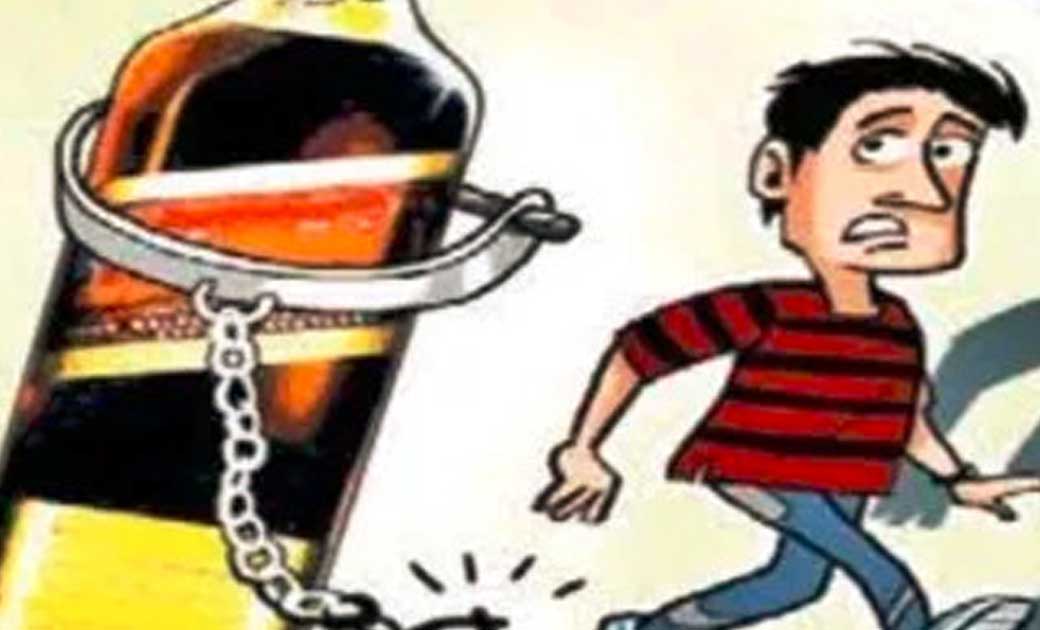 मेढापाली में बाडी में छुपाकर रखे दो व्यक्तियों से महुआ शराब ... - CG Sandesh