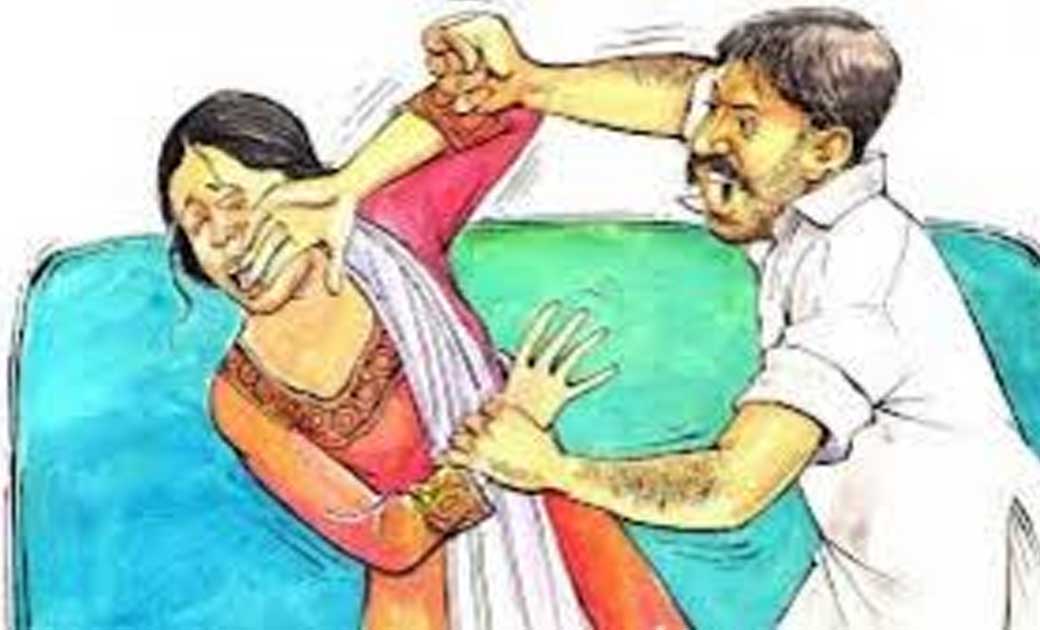 कपडा फ़ेकने तथा जलाने को लेकर पति ने पत्नी और सास से की मारपी... - CG Sandesh