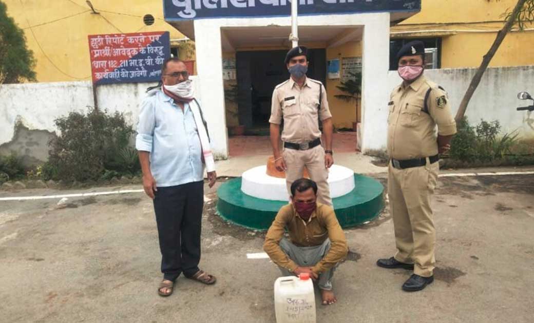 सांकरा पुलिस की दो कार्यवाही में 14 लीटर महुआ शराब जप्त. - CG Sandesh