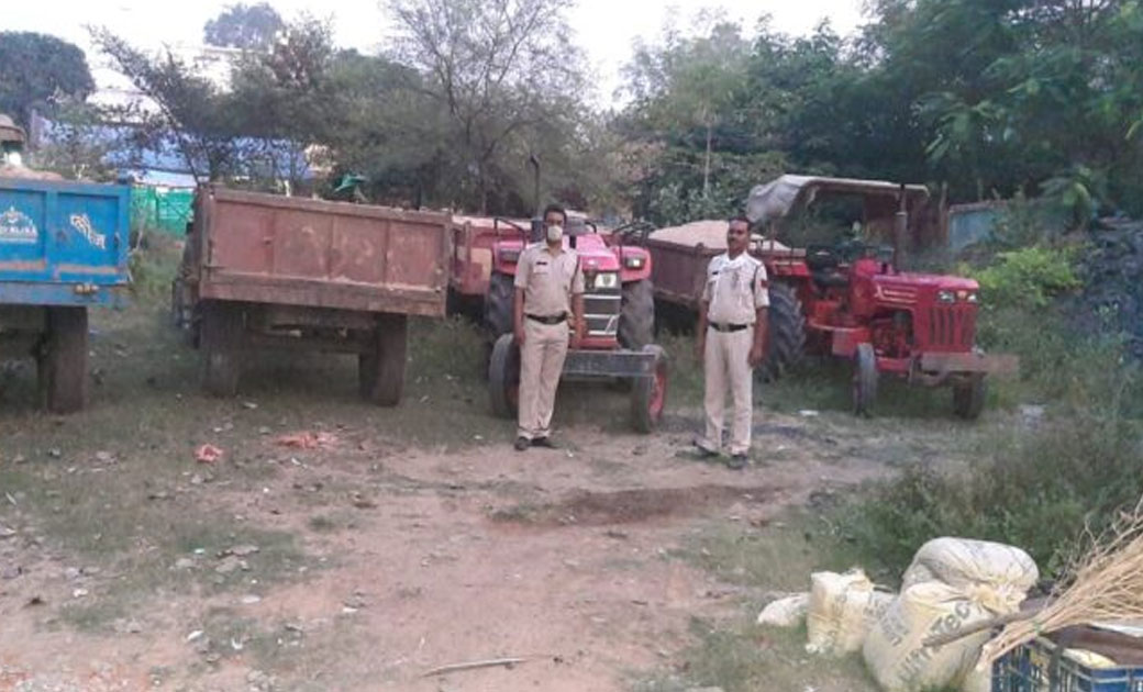 मुखबीर से सूचना मिलने पर घरघोड़ा पुलिस की बड़ी कार्यवाही...रेत के अवैध परिवहन करते चार ट्रैक्टर को किया जप्त...