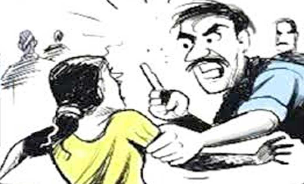 दूसरी महिला के साथ अवैध संबंध के चलते पति ने पत्नी के साथ की मारपीट, धक्का देकर कहा घर से निकल जाओ
