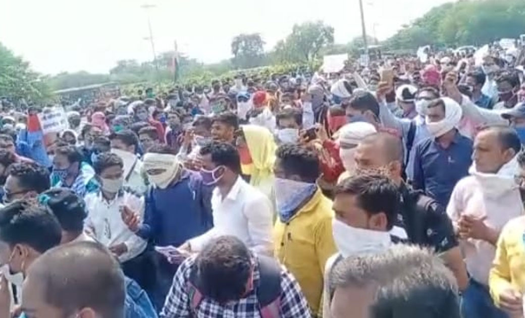 छत्तीसगढ़-शिक्षक भर्ती जल्द से जल्द करने की मांग,चयनित युवाओं ने घेरा शिक्षा विभाग, किया प्रदर्शन......