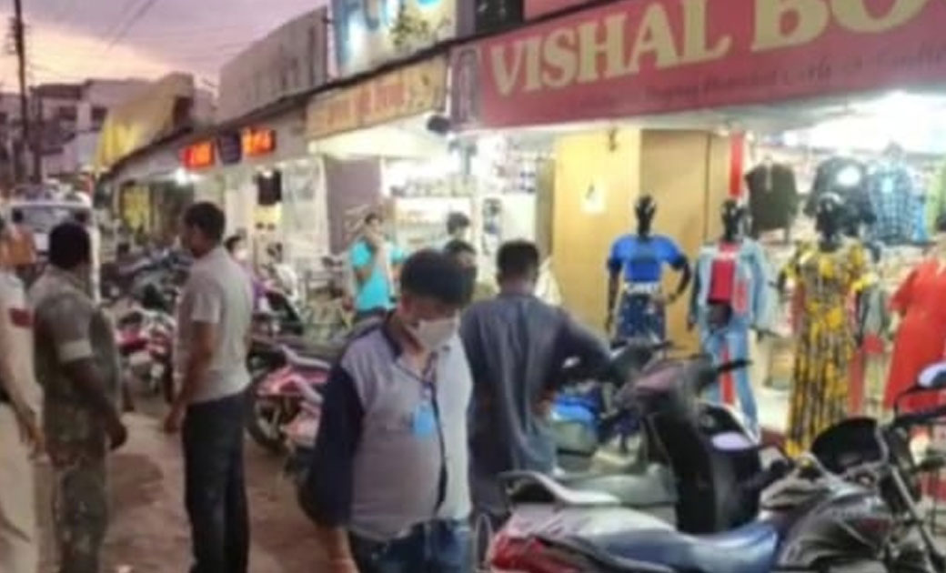 महिला के डिक्की से 2 लाख 40 हज़ार पार...शहर के हृदय स्थल से सनसनीखेज चोरी....