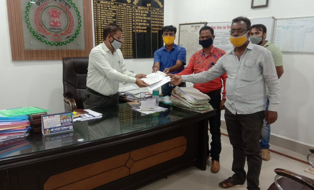 मनीष सोनी पत्रकार अम्बिकापुर के ऊपर हुई एफआईआर के विरोध में राज्यपाल, मुख्यमंत्री के नाम ज्ञापन