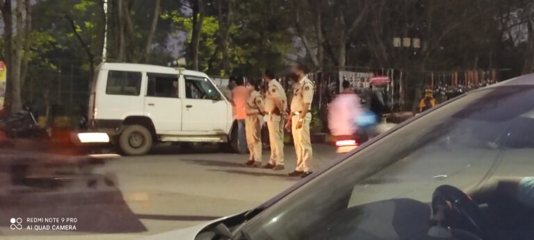 कोरोना संक्रमण को बढ़ते देखते हुए ,पुलिस एक बार फिर सड़क व विभिन्न चौक चौराहों पर,बिना मास्क के बाहर निकलने वाले लोगों पर कार्यवाही