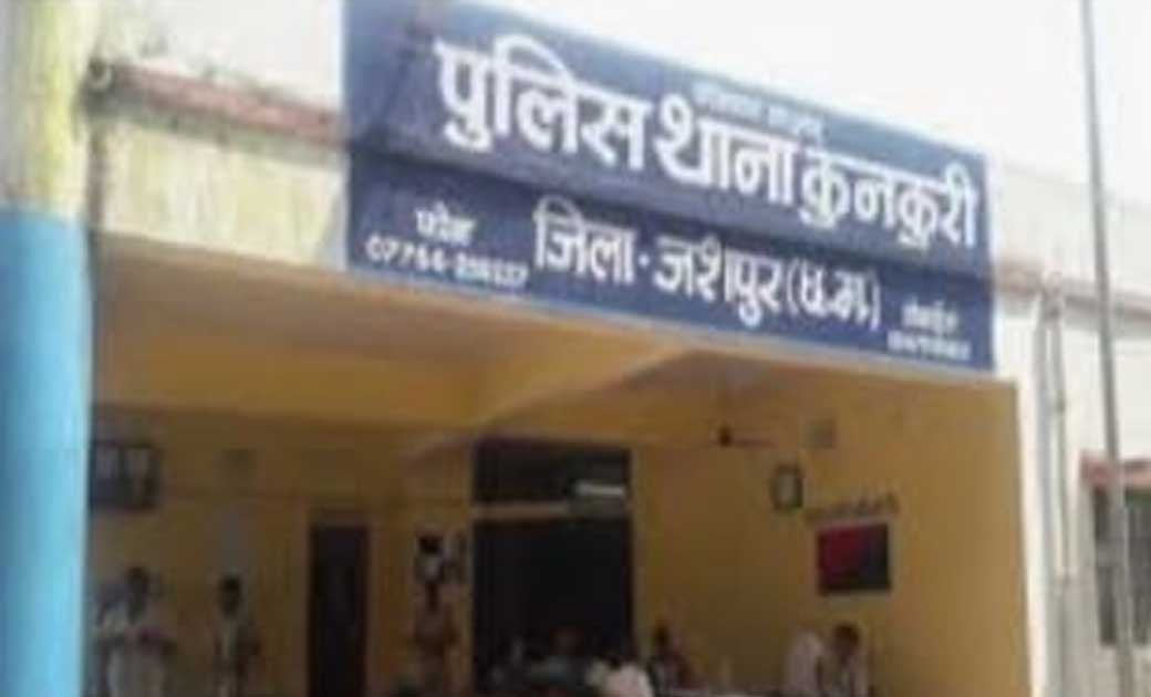 महिला एसआई की दबंगई ने पार की हद... नाबालिग बच्ची को माँ बाप के सामने ही चप्पल से पीटा ...छत्तीसगढ़ की इस जिले की है घटना..