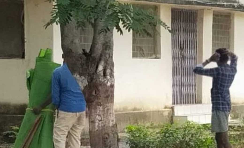 जनप्रतिनिधियों ने लॉकडाउन के आदेशों को ताक में रखकर टमटोरा सरकारी गेस्ट हाउस में किया जमावड़ा...! सरपंचों को ना अधिकारियों का डर, न पुलिस प्रसाशन का भय...! सारंगढ़ में प्रत्येक नियम सिर्फ आम जनता के लिए..!